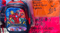 Los combos escolares, implementados para generar más ventas, ha sido una opción útil también para los padres. [Foto: Fabiana Rondón, VOA]
