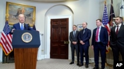 ARCHIVO - El presidente Joe Biden habla sobre inteligencia artificial en la Sala Roosevelt de la Casa Blanca, el 21 de julio de 2023, en Washington, acompañado por líderes de empresas que fabrican productos de IA.