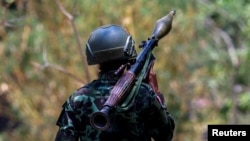 FILE - A soldier from the Karen National Liberation Army (KNLA) carries an RPG launcher at a Myanmar military base on the outskirts of Myawaddy, the Thailand-Myanmar border town under the control of a coalition of rebel forces, in Myanmar, April 15, 2024.