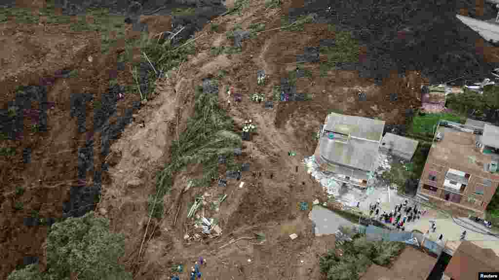 El deslizamiento de tierra ocurrido en Alausi, Ecuador, deja 16 personas muertas. "Hemos tenido que presenciar una terrible tragedia", dijo el ministro de Transporte, Darío Herrera. 