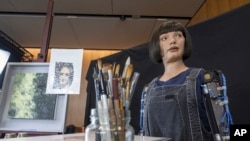 Humanoidni robot Ai-Da na ITU-ovom globalnom samitu AI for Good u Ženevi, Švicarska, 5. jula 2023.