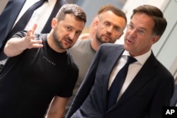 El presidente de Ucrania, Volodymyr Zelenskyy, a la izquierda, y el primer ministro interino neerlandés, Mark Rutte, hablan mientras caminan hacia una conferencia de prensa en Eindhoven, Países Bajos, el 20 de agosto de 2023.