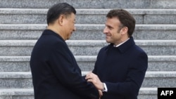 法国总统马克龙与中国国家主席习近平在北京举行的欢迎仪式上。（2023年4月6日）