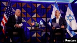 En esta imagen el Presidente de EEUU, Joe Biden (izq) se reúne con el primer ministro sraelí, Benjamin Netanyahu, mientras visita Israel en medio del conflicto en curso entre Israel y Hamás, en Tel Aviv, Israel, el 18 de octubre de 2023.
