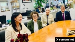 줄리 터너(오른쪽) 미국 국무부 북한인권특사가 29일 시카고에서 미국 내 한인 이산가족들과 만났다. 터너 대사는 앞으로 이산가족 상봉과 북한 주민의 존엄성을 증진하기 위해 함께 노력할 것이라고 밝혔다. 출처 = X