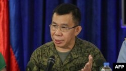 资料照:菲律宾军方发言人梅德尔·阿吉拉尔(Medel Aguilar)在马尼拉就近日菲中南中国海上冲突在记者会上讲话。(2023年11月11日)