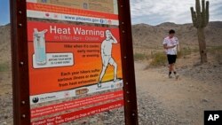 Seorang pria berolahraga di wilayah pegunungan di kota Phoenix, Arizona di saat cuaca panas ekstrem melanda AS (foto: ilustrasi).