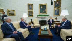 美国总统拜登2023年5月9日在白宫与众议院议长凯文·麦卡锡、参议院少数党领袖米奇·麦康奈和参议院多数党领袖查克·舒默会面。