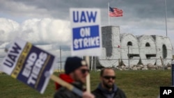 FILE — Striking UAW workers picket at the Jeep Assembly Plant in Toledo, Ohio, Oct. 9, 2023.