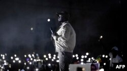 Ousmane Sonko, devant à ses partisans lors d'un meeting de l'opposition deux jours avant son procès, à Dakar, le 14 mars 2023.