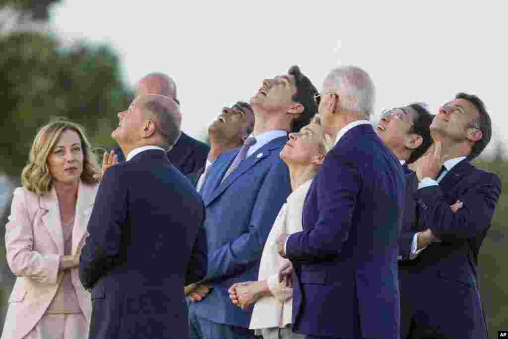 የካናዳ ጠቅላይ ሚኒስትር ጀስቲን ትሩዶ፣ የብሪታኒያ ጠቅላይ ሚኒስትር ሪሺ ሱናክ፣ የአውሮፓ ኮሚሽኑ ፕሬዝዳንት ኡርሱላ ፎን ደር ሌየን፣ የፈረንሳዩ ፕሬዝዳንት ኢማኑኤል ማክሮን፣ የጀርመኑን ቻንስለር ኦላፍ ሾልስን እና የዩናይትድ ስቴትስ&nbsp; ፕሬዝዳንት ጆ ባይደን የቡድን ሰባት የመሪዎች ጉባኤ የመጀመሪያ ቀን የሰማይ ላይ ትርኢት እየተመለከቱ