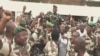 Imagem de televisão mostra soldados carregando o general Brice Oligui Nguema chefe da guarda presidencial que derrubou o presidente Ali Bongo