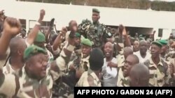 Imagem de televisão mostra soldados carregando o general Brice Oligui Nguema chefe da guarda presidencial que derrubou o presidente Ali Bongo