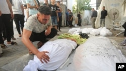 Palestinyen pote dey pou paran ki mouri nan bonbadman Izrayelyen nan Gaza, 30 Oktob, 2023.