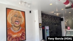 Una pintura de Celia Cruz adorna la famosa heladería Azúcar, bautizada en referencia a la frase célebre de la cantante, en la Pequeña Habana, Miami, el 14 de febrero de 2023.