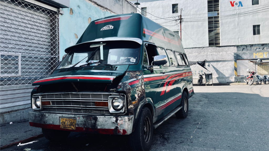 José Luis Hernández, presidente de la Asociación Unión de Conductores Cutira, al oeste de la ciudad, coincide en que adquirir repuestos para modelos tan antiguos es complicado. La mayoría de los autobuses de esa línea son del año 1974.