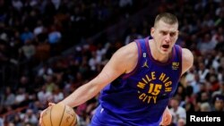Nikola Jokic des Denver Nuggets, se dirige vers le panier pendant le match contre le Miami Heat, USA, le 14 février 2023.