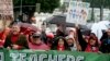 ARCHIVO - Miles de maestros y simpatizantes sostienen carteles bajo la lluvia durante una manifestación, el 14 de enero de 2019 en Los Ángeles.