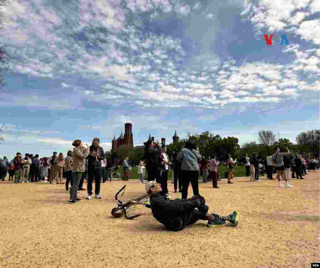Cientos de personas en Washington se reunieron para ver el eclipse solar. 