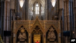 ARCHIVO - Una vista general dentro de la Abadía de Westminster en Londres, el miércoles 12 de abril de 2023, antes de la coronación del Rey.