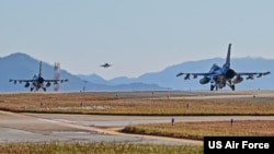 Arhiva - Dva borbena aviona F-16 američkog vazduhoplovstva rulaju pistom dok borbeni avion F-16 Republike Koreje poleće, tokom trenažnog redovnog događaja za fiskalnu 2023. u vazduhoplovnoj bazi Kunsan, 2. novembra 2022.