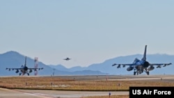 រូបឯកសារ៖ យន្តហោះចម្បាំង F-16 Fighting Falcons របស់កងទ័ពអាកាសអាមេរិកពីរគ្រឿងនិងយន្តហោះ F-16 របស់កងទ័ពអាកាសកូរ៉េខាងត្បូង ក្នុងអំឡុងពេលសមយុទ្ធប្រចាំឆ្នាំសារពើពន្ធ ២០២៣ នៅមូលដ្ឋានទ័ពអាកាស Kunsan កាលពីថ្ងៃទី២ ខែវិច្ឆិកា ឆ្នាំ២០២២។