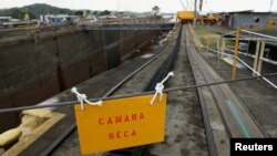 Un cartel dice "Cámara Seca" durante el mantenimiento periódico de las esclusas West Lane de Pedro Miguel en el Canal de Panamá, en la Ciudad de Panamá, Panamá, 12 de mayo de 2023.