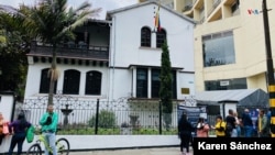 Fachada de la sede del Consulado de Venezuela en Bogotá. [Foto: Karen Sánchez, VOA]