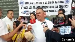 El enfermero y defensor de derechos laborales, José Cádiz, durante una protesta en Caracas. 