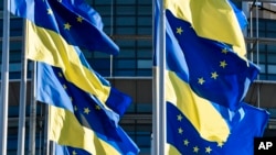 Bendera Eropa dan Ukraina berkibar di luar Parlemen Eropa, Selasa, 8 Maret 2022 di Strasbourg, Prancis timur. (AP/Pascal Bastien)