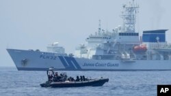 在美國、日本和菲律賓三邊海岸防衛隊演習期間，一艘菲律賓海警的硬底橡皮艇經過日本海上保安廳的“秋津洲”號。 （2023年6月6日）