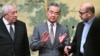 Dari kiri: Mahmoud al-Aloul, perwakilan Fatah, Menlu China Wang Yi, dan Mussa Abu Marzuk, anggota senior Hamas, usai penandatanganan deklarasi di Beijing, Selasa 23 Juli 2024.