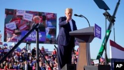 El expresidente Donald Trump habla en un mitin de campaña en el Aeropuerto Regional de Waco, el 25 de marzo de 2023, en Waco, Texas.