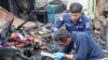  Polisi saat melakukan olah tempat kejadian perkara kasus kebakaran rumah jurnalis di Kabanjahe, Kabupaten Karo, Provinsi Sumatra Utara, 27 Juni 2024. (Foto: Polres Tanah Karo)