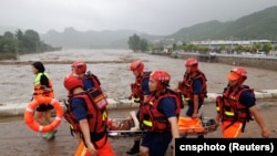 中國救援人員在北京門頭溝區救助遭洪水氾濫襲擊的民眾。 （2023年8月1日）