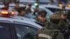 Oficiales de policía chilenos parados junto a sus patrullas durante una ceremonia para iniciar el programa "Calles sin violencia" patrocinado por el gobierno, en Santiago, Chile, el lunes 24 de abril de 2023.