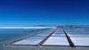Piscinas de evaporación para la extracción de litio se ven en el Salar de Uyuni, un vasto salar blanco en el centro de una carrera mundial por los recursos del metal para baterías de litio, en las afueras de Uyuni, Bolivia, el 26 de marzo de 2022.