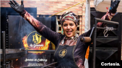 Raimé Camacho es conocida en el mundo de la parrilla como “la generala de las brasas”.