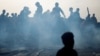 Warga Palestina mencari makanan di antara puing-puing yang terbakar pasca serangan Israel di daerah yang diperuntukkan bagi para pengungsi, di Rafah di selatan Jalur Gaza, 27 Mei 2024. (Foto: REUTERS/Mohammed Salem)
