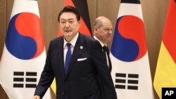 2023年5月21日，德國總理奧拉夫·朔爾茨（後）和南韓總統尹錫悅在南韓首爾總統府舉行會晤。（美聯社照片）
