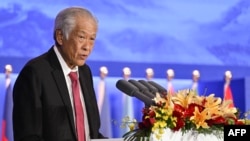 新加坡国防部长黄永宏（Ng Eng Hen）在北京香山论坛发表讲话。（2023年10月31日） 