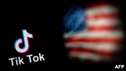 Foto ilustrasi yang menunjukkan logo dari media sosial TikTok bersanding dengan bendera AS. Foto diambil pada 14 September 2020. (Foto: AFP/Nicolas Asfouri)