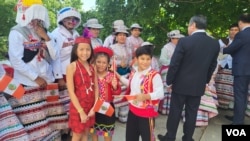 Para los maestros de danzas típicas fuera de su país de origen es una razón de orgullo y responsabilidad el compartir y enseñar a los niños a querer y preservar su folklore como parte de su identidad cultural, [Foto: Mitzi Macias, VOA]