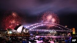 2023年12月31日，悉尼新年除夕庆祝活动上,烟花在悉尼港上空绽放。（图片来自美联社）
