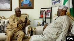 (daga hannun hagu) Shugaban Sashen Hausa na Muryar Amurka, Aliyu Mustapha da Tsohon Mataimakin Shugaban Najeriya, Atiku Abubakar