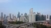 Una vista aérea muestra carreteras y edificios en medio de un bloqueo para contener la propagación de la enfermedad del coronavirus (COVID-19) en Shanghai, China, el 30 de marzo de 2022. Fotografía tomada con un dron.