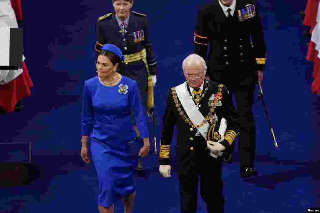 Miembros de otras casas reales del mundo también se unieron a la ceremonia. El rey Carlos XVI Gustaf de Suecia y la princesa heredera Victoria en la coronación. 