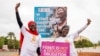 Banjul: Ativistas Rohey Cham e Sainabou Sey celebram a medida do Parlamento gambiano, 15 de Julho, 2024