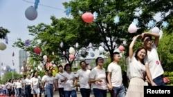 Çiftet kineze duke marrë pjesë në një ceremoni martesash në masë në Rugao, provinca Jiangsu