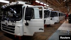 中国西安的陕西汽车集团工厂生产线上的卡车。（2023年5月17日）